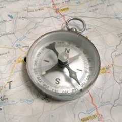 Ein Kompass auf einer Landkarte
