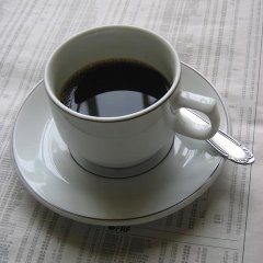 Eine Tasse Espresso auf einer Zeitung