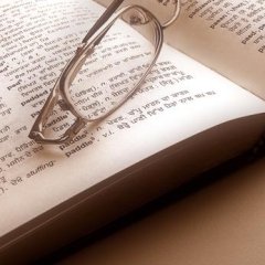 Ein Buch und eine Brille