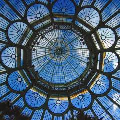 Die gl&auml;serne Kuppel eines Gew&auml;chshauses